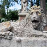 Le due rampe laterali sono invece �vegliate� da feroci leoni...